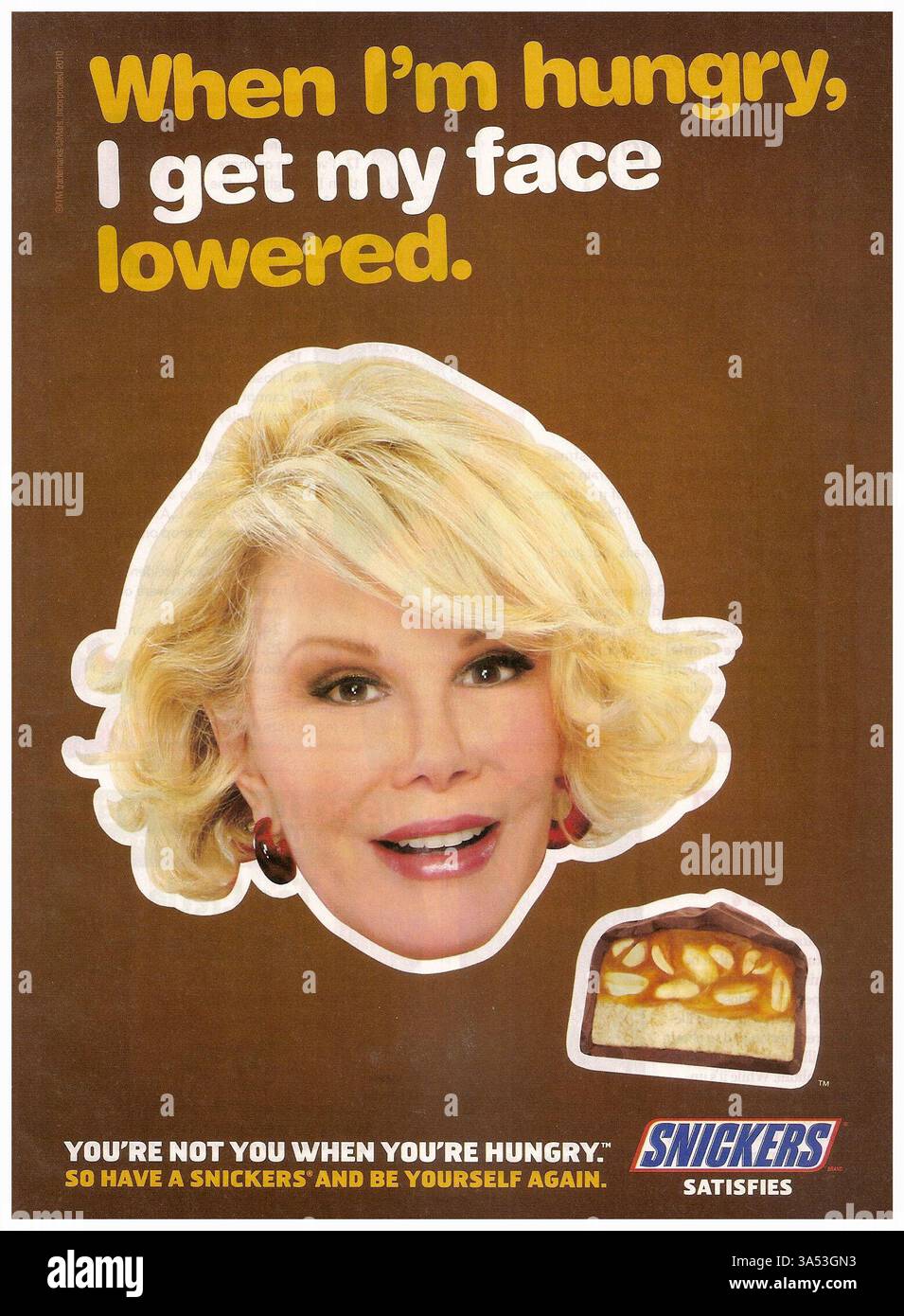 2010 Werbespot für Snickers-Schokoriegel mit Joan Rivers. Die Werbung ist Teil der Snickers-Kampagne „You're Not You When You're Hungry“ Stockfoto