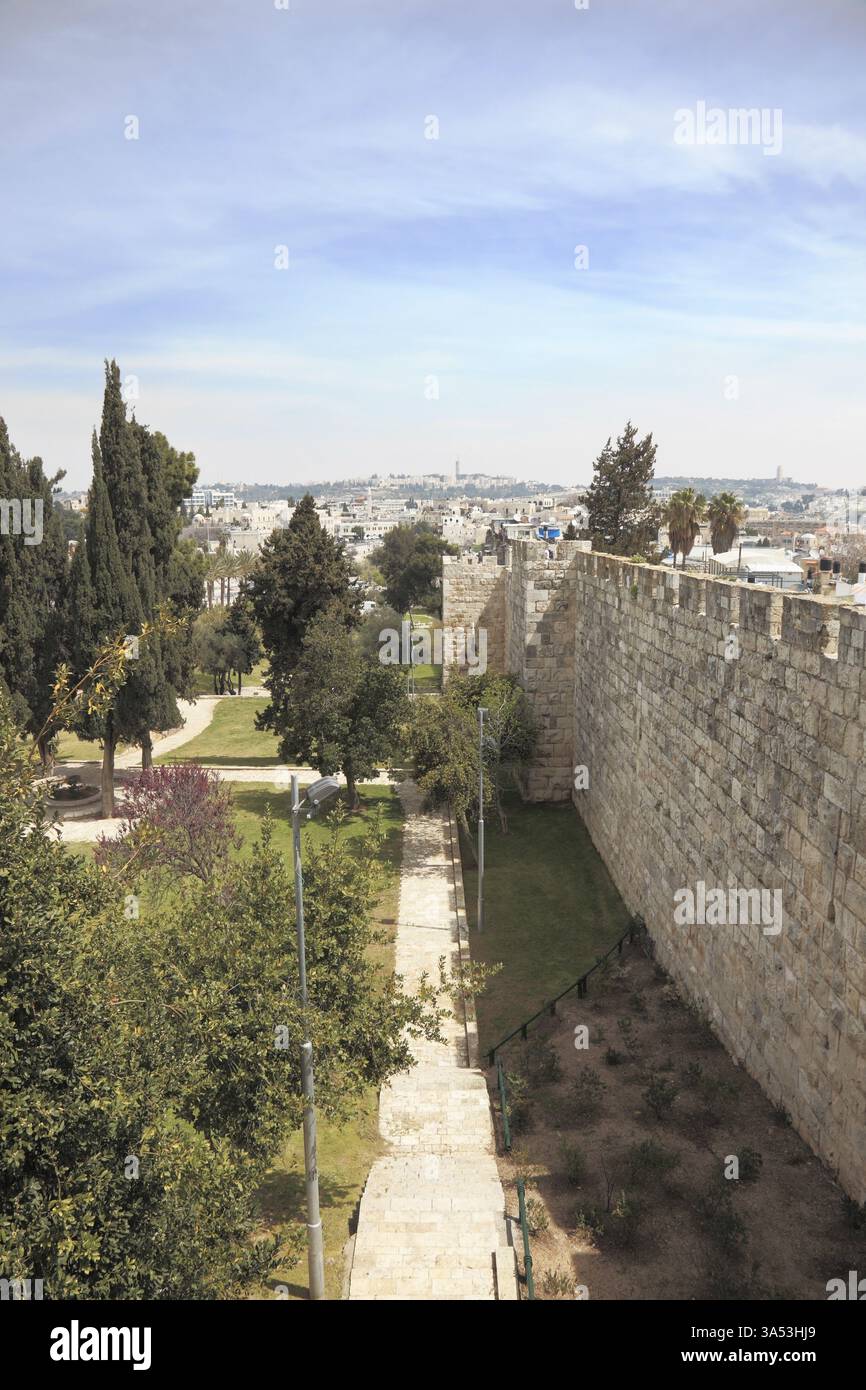 Ost-Jerusalem von den Mauern, die die ewige Stadt umgeben. Fußweg durch den Park neben den historischen Mauern Stockfoto