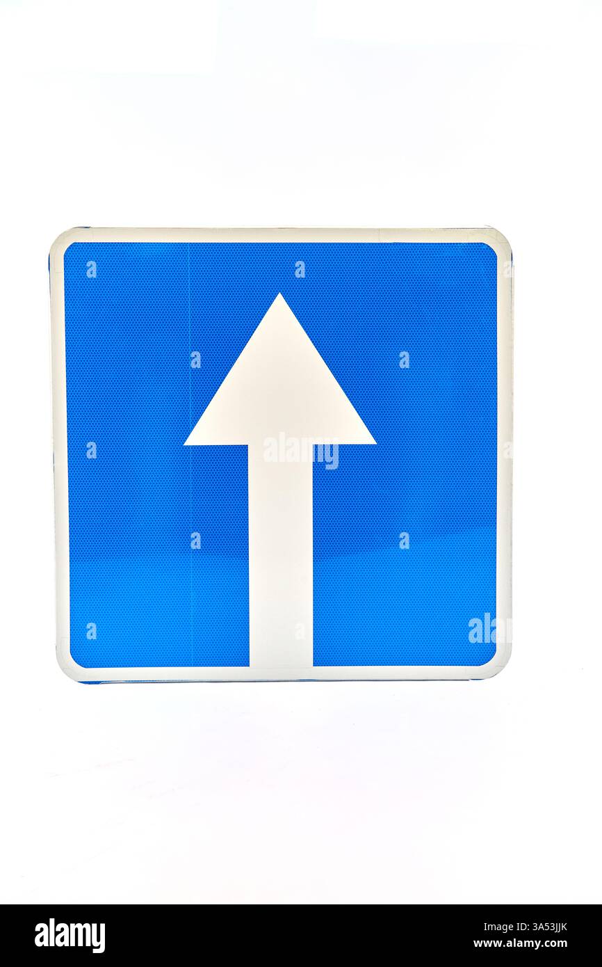 Dieses Bild zeigt ein deutliches und deutliches Straßenschild mit einem nach oben zeigenden Pfeil auf einem leuchtend blauen Hintergrund, das die Richtung für anzeigt Stockfoto