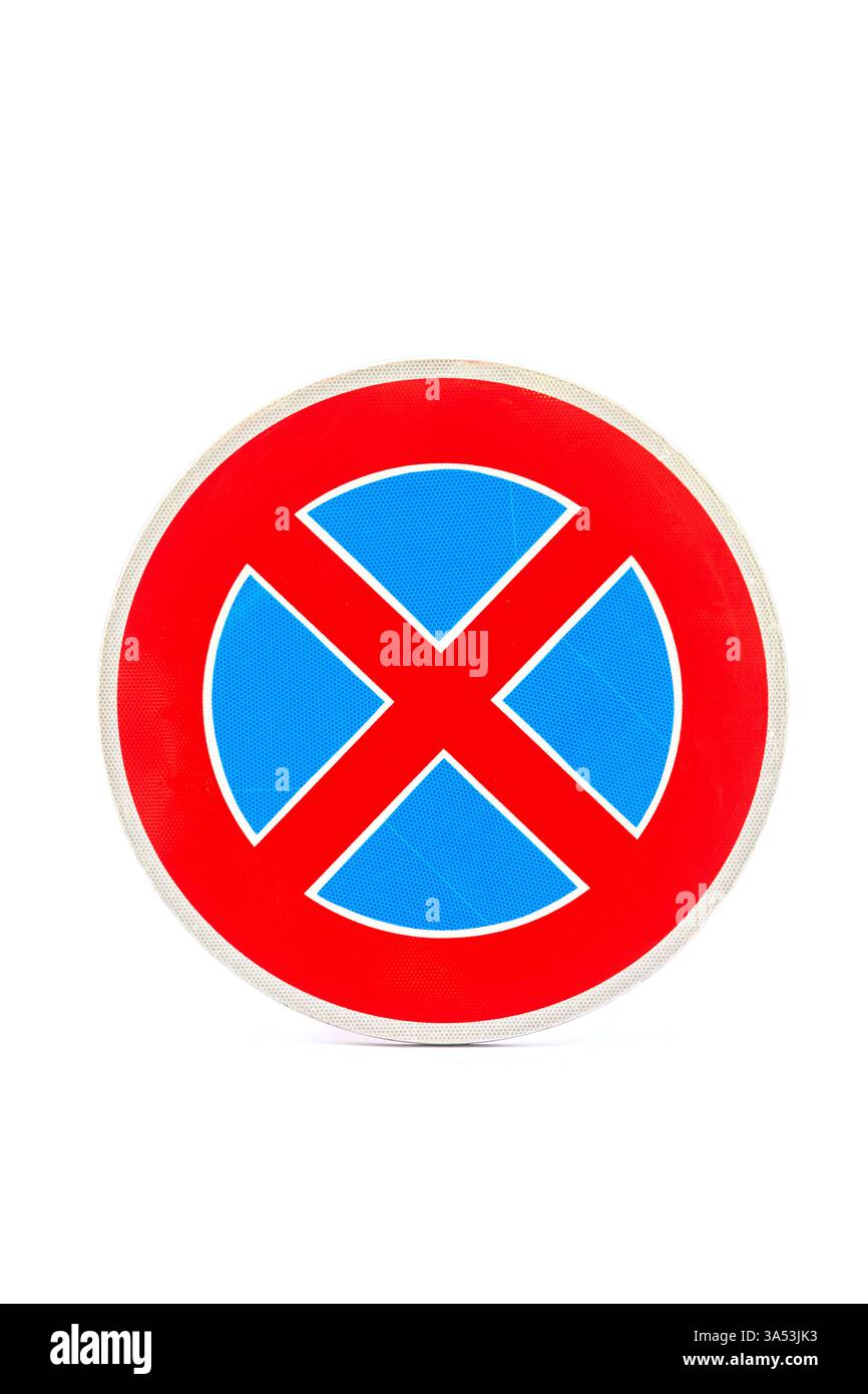 Ein farbenfrohes Parkverbot-Schild mit blauem Kreis und rotem Hintergrund, das eine klare Parkbeschränkung für Fahrzeuge in der Umgebung von veranschaulicht Stockfoto