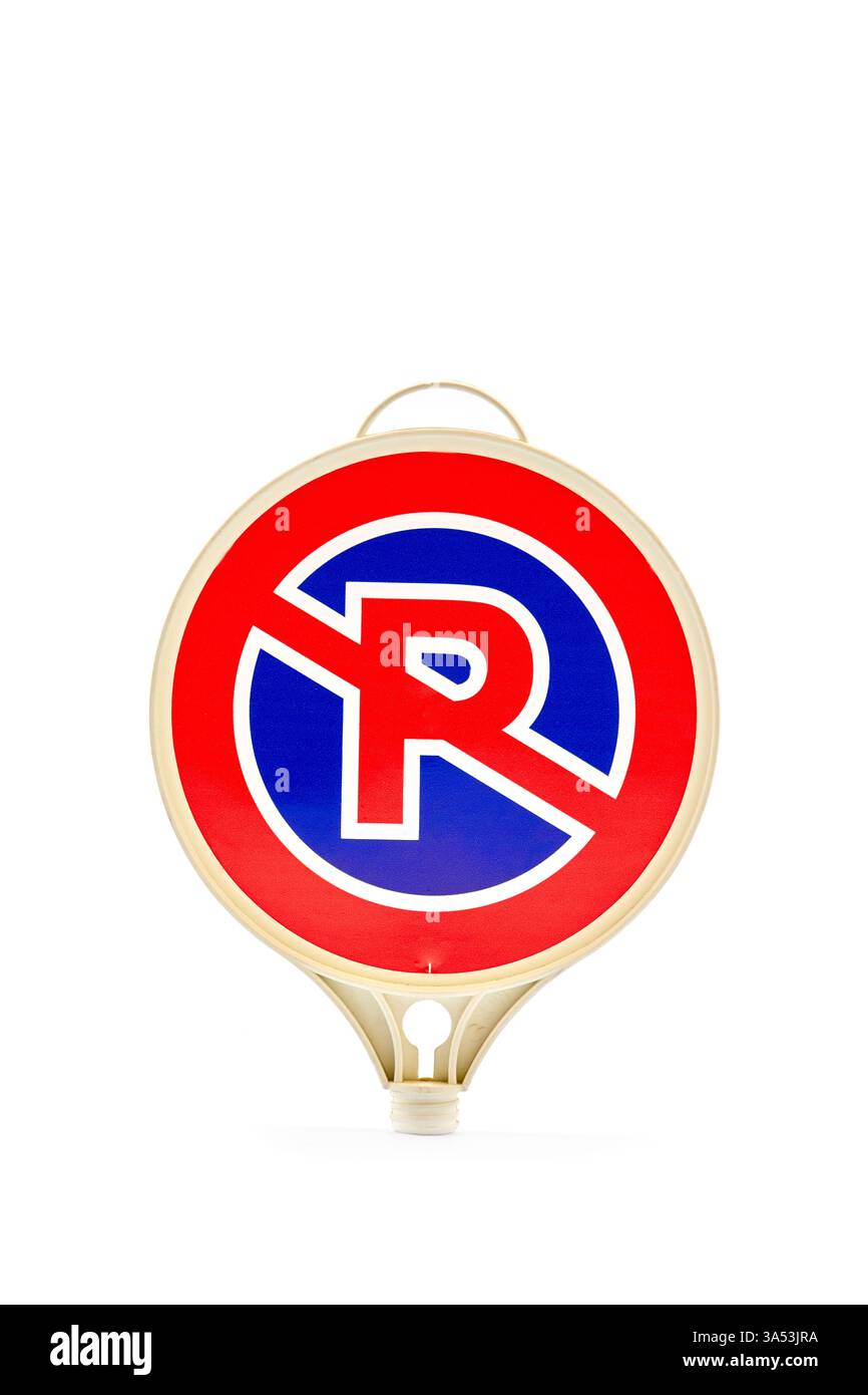 Schild für Parkverbot: Deutliche Anzeige für eingeschränktes Parken mit auffälligen Farben und einem Symbol, das einen roten Kreis mit einem starken Schrägstrich über dem anzeigt Stockfoto