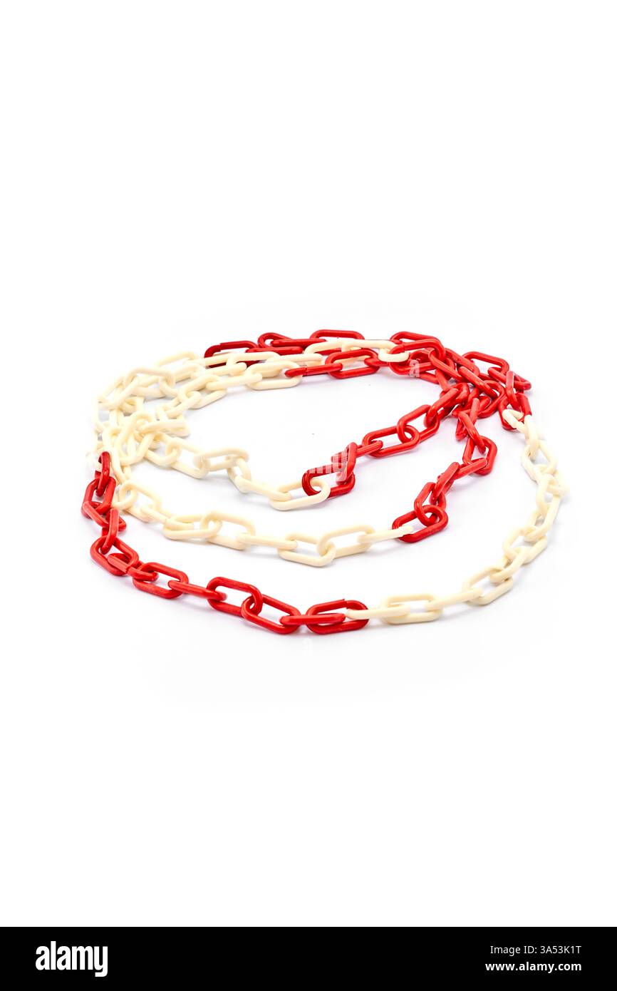 Bunte, ineinander greifende Kunststoffglieder: Eine einzigartige künstlerische Darstellung des modernen Minimalismus im Kettendesign Stockfoto