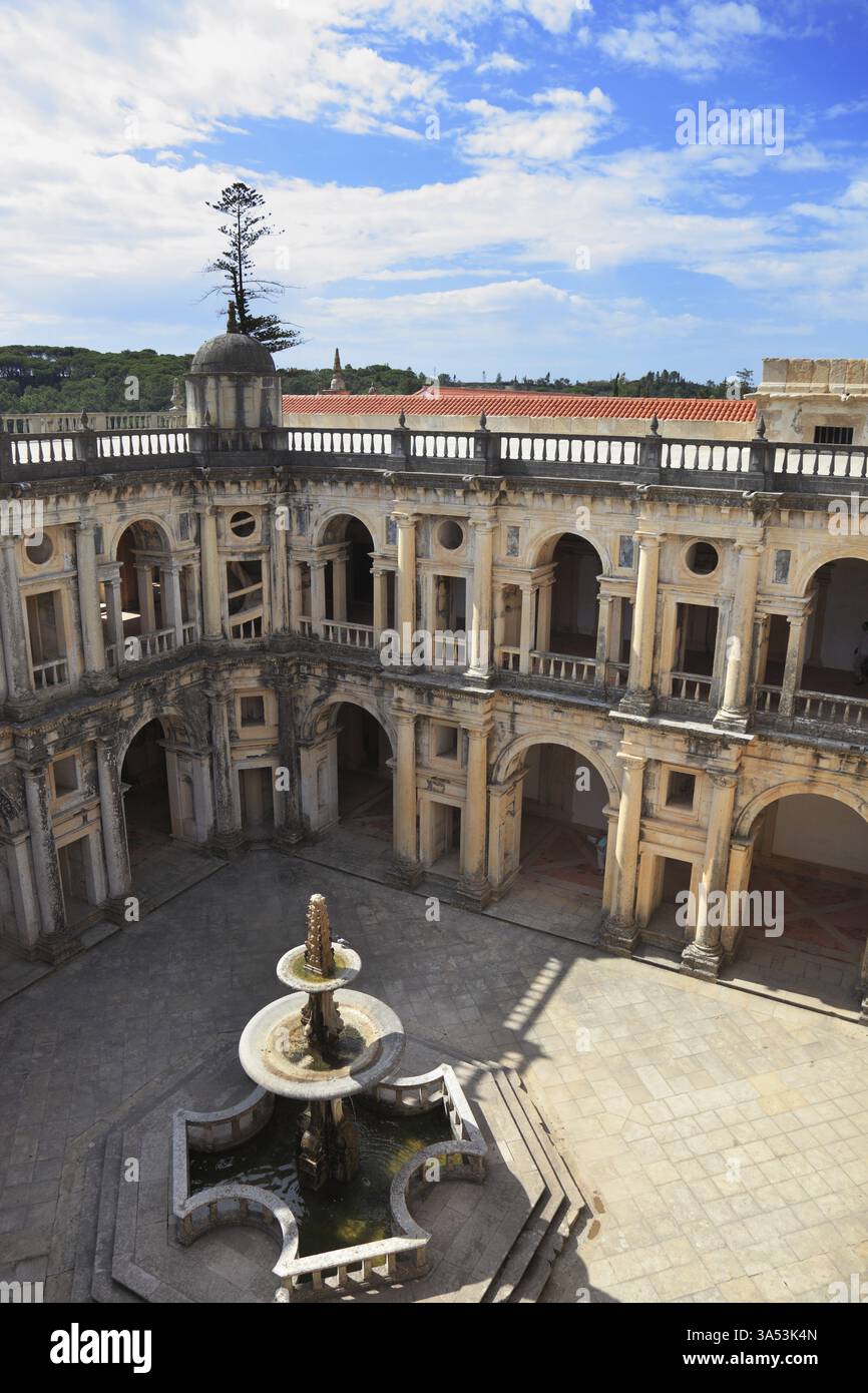 Gut erhaltene Burg - Palast der Templer. Hof von Galerien umgeben. In der Mitte - ein Brunnen mit einem Pool in der Form einer CRO Stockfoto