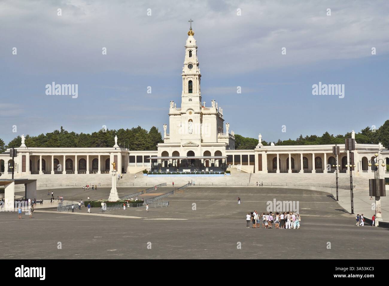 Das religiöse Zentrum in der kleinen Stadt Fatima in Portugal. Der Obelisk kostete den Ort, wo vor vielen Jahren die heilige Madonna für Kinder war. Stockfoto