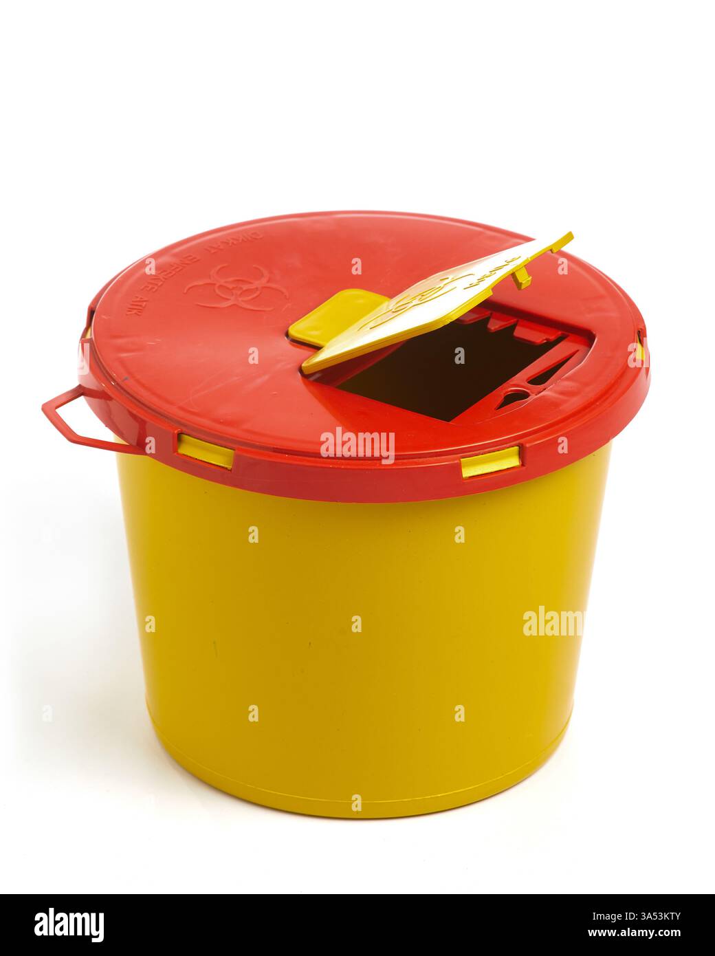 Farbenfroher Abfallbehälter für biologische Gefahrenstoffe mit rotem Deckel für die sichere Entsorgung gefährlicher medizinischer Abfälle in Einrichtungen des Gesundheitswesens und Stockfoto