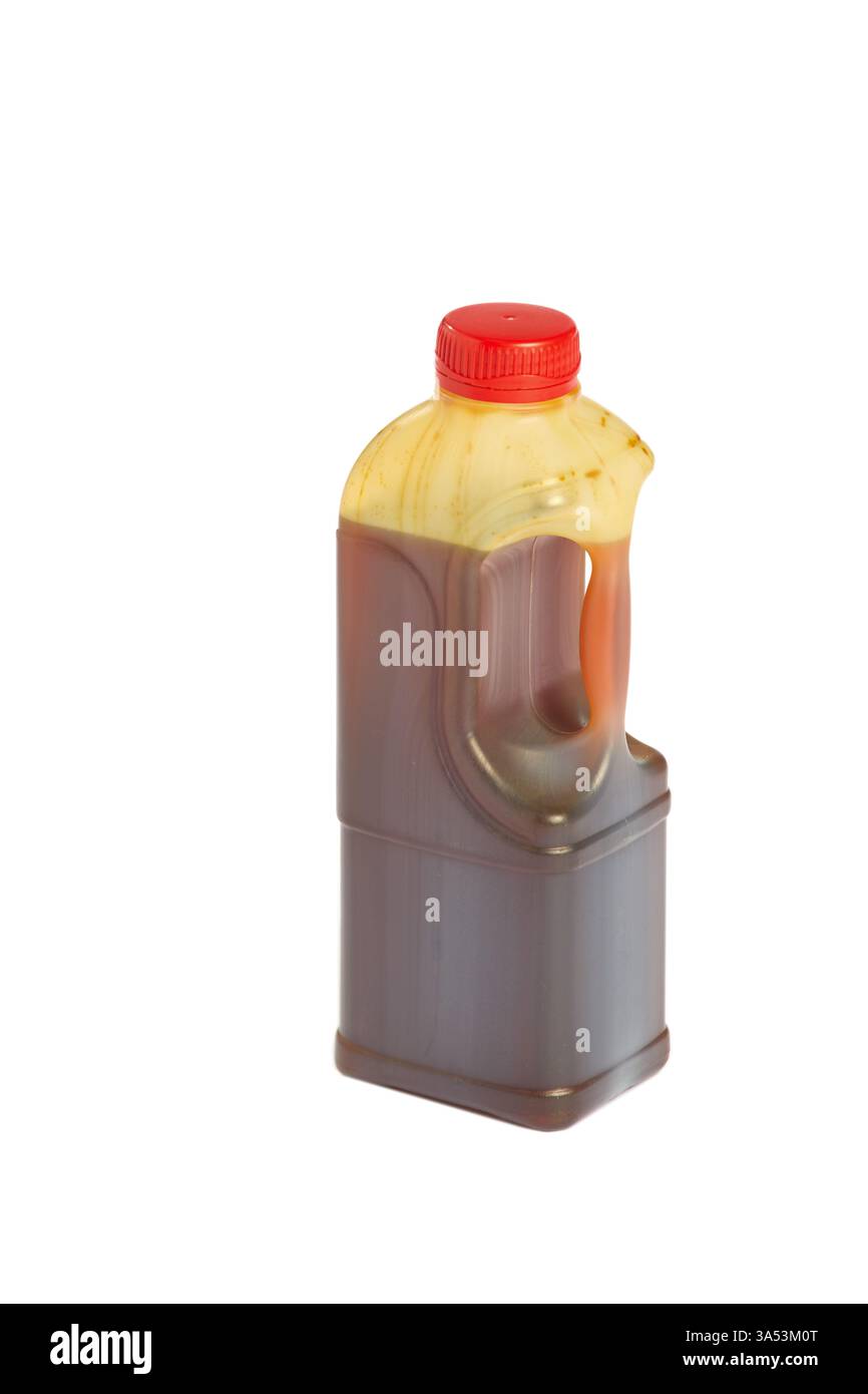 Eine Flasche Sojasauce mit markantem Red Cap, ideal zum Kochen und Würzen, mit ihren reichhaltigen Farben und dem einzigartigen Design für die kulinarische Küche Stockfoto