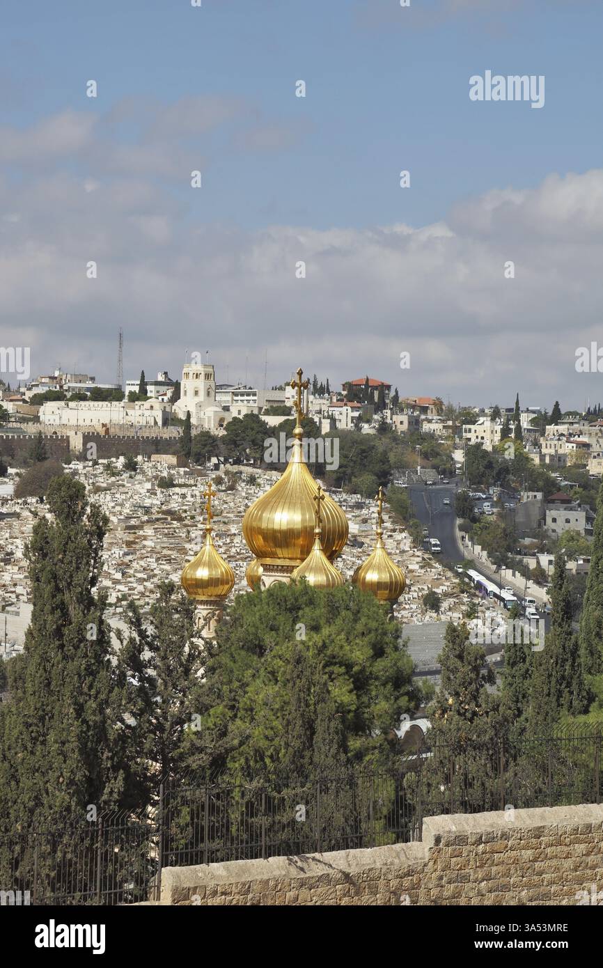 Prächtige goldene Kuppeln der orthodoxen Kirche in Jerusalem. Jerusalem auf den Hügeln und dem bewölkten Himmel Stockfoto