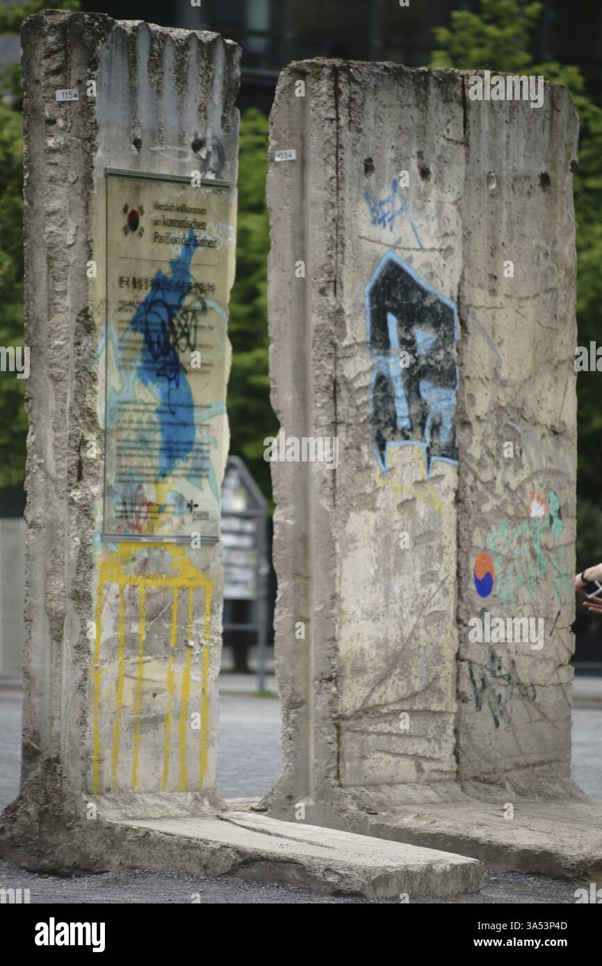 Berlin, Deutschland - 21. Juni 2016: Mauerreste der Berliner Mauer stehen auf dem Potsdamer Platz mit einer Gedenktafel des Pavillons der Kore Stockfoto