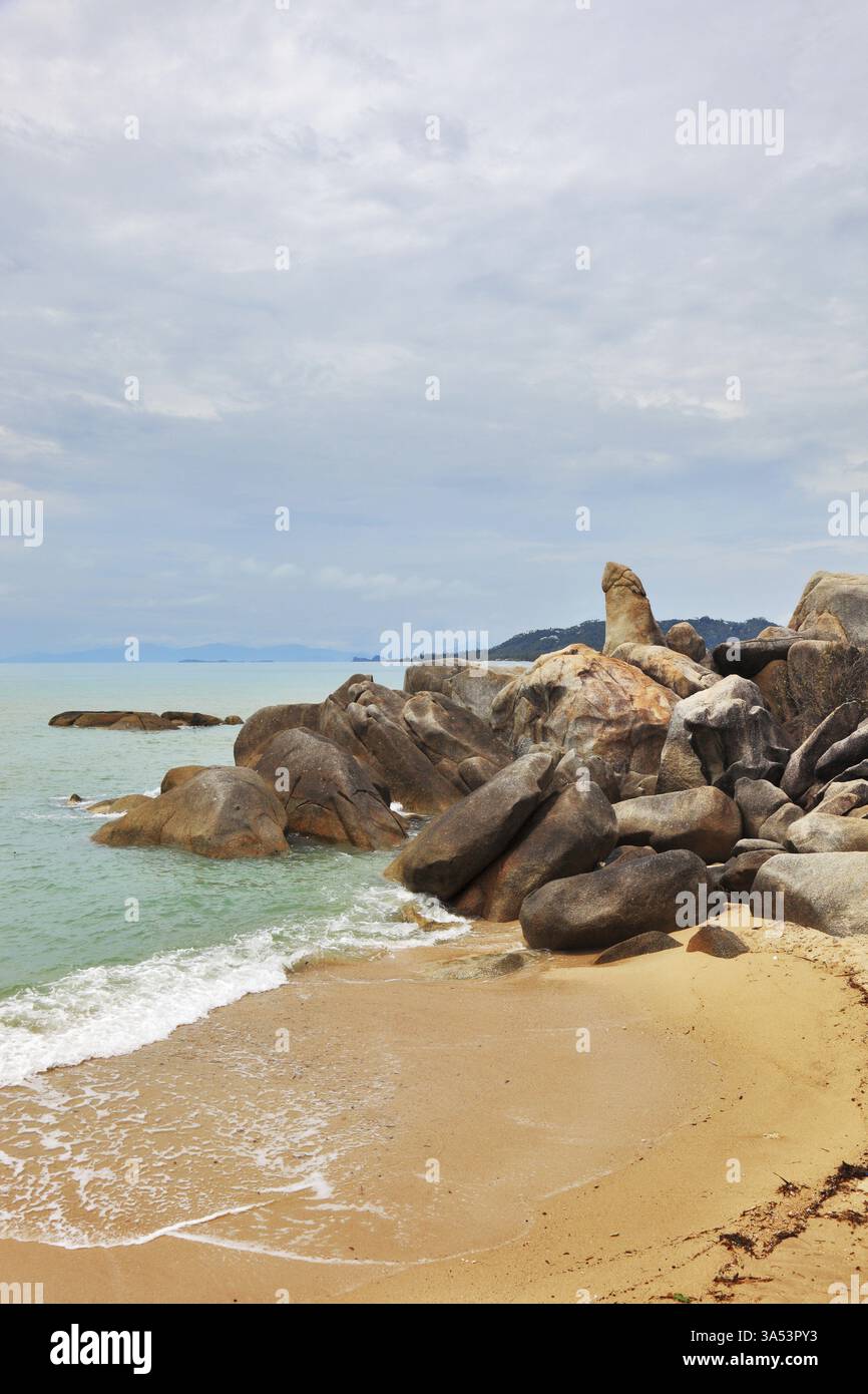 Der malerische Steinhaufen Oma und Opa an der Küste des Golfs von Thailand. Lamai Beach, Samui Island Stockfoto