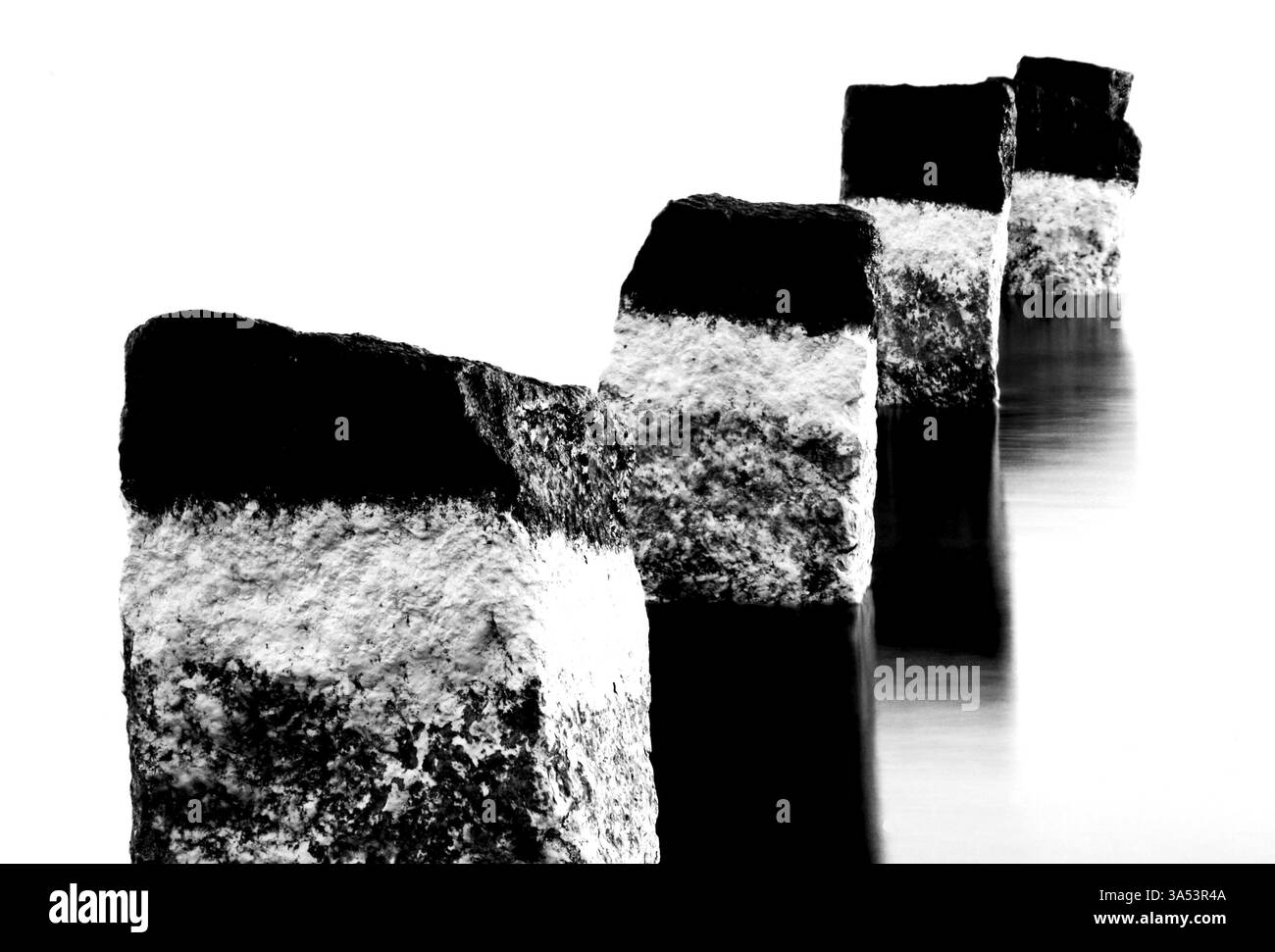 Grenzsteine im Fluss Stockfoto