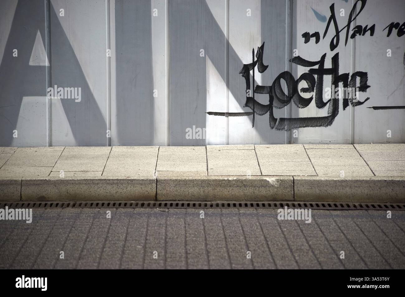 Eine Nahaufnahme einer Straßensperre mit dem Wort Goethe drauf Stockfoto