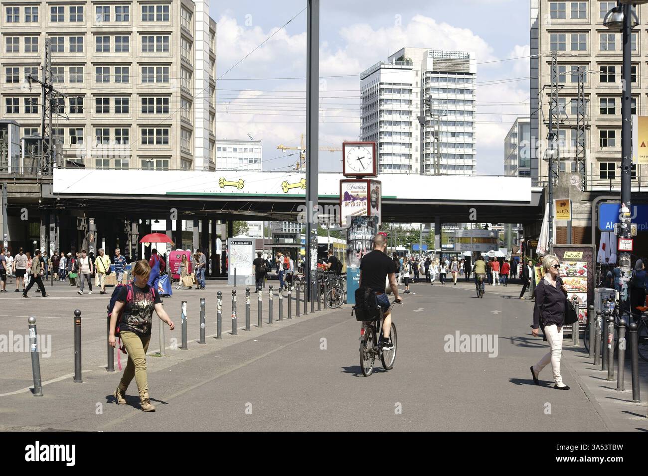 Berlin, Deutschland - 10. Mai 2016: Der geschäftige und bekannte Alexanderplatz mit Fußgängern und Passanten bei schönem Wetter am 10. Mai 2016 in Berlin Stockfoto