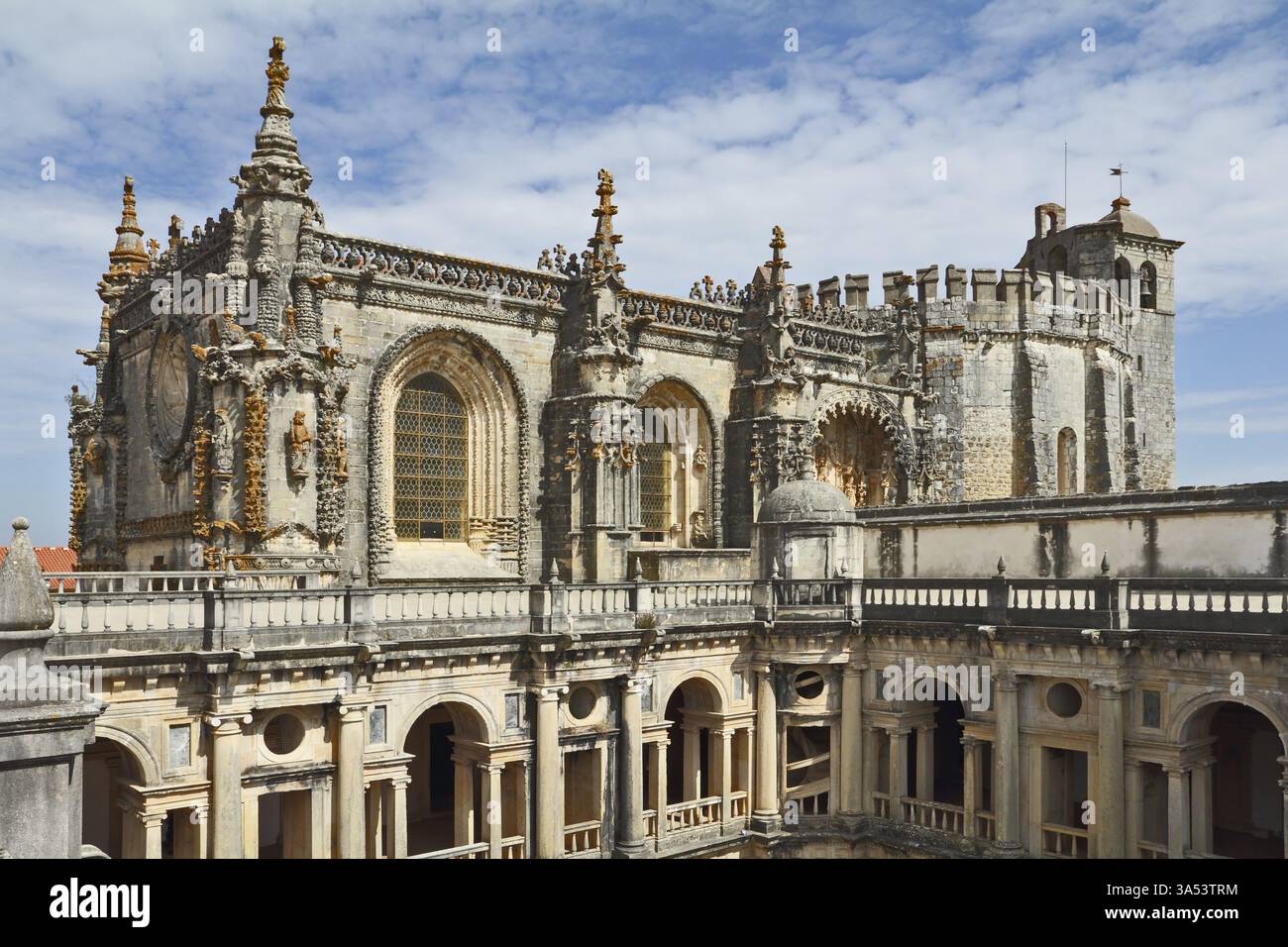 Die Klosterfestung der Tempelritter. Wunderschön dekorierte Fassaden viereckiger Palast, umliegende Terrasse Stockfoto