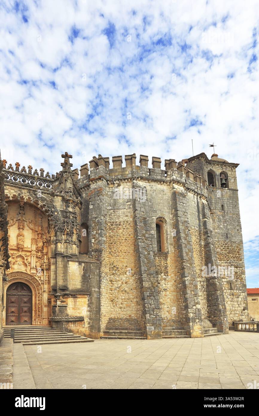 Die imposante mittelalterliche Burg - das Kloster der Templer. Der Haupteingang und der kunstvolle Bogen, kombiniert mit einem runden Turm Stockfoto