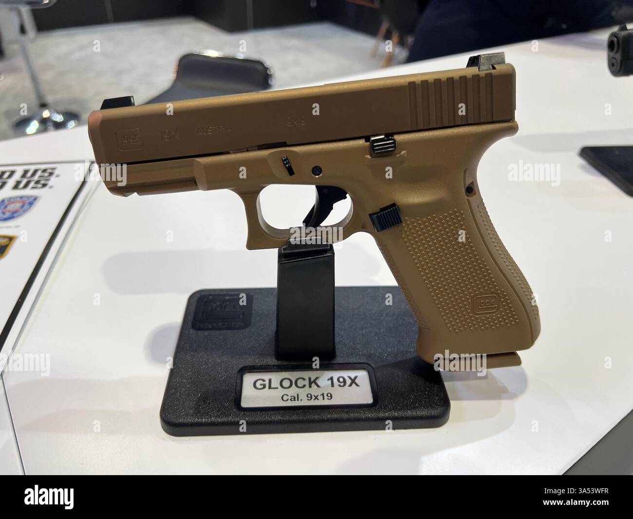 Die GLOCK 19X, die erste „Crossover“-Pistole VON GLOCK, vereint die besten Funktionen von zwei seiner beliebtesten und bewährtesten, praxiserprobten Plattformen. Stockfoto