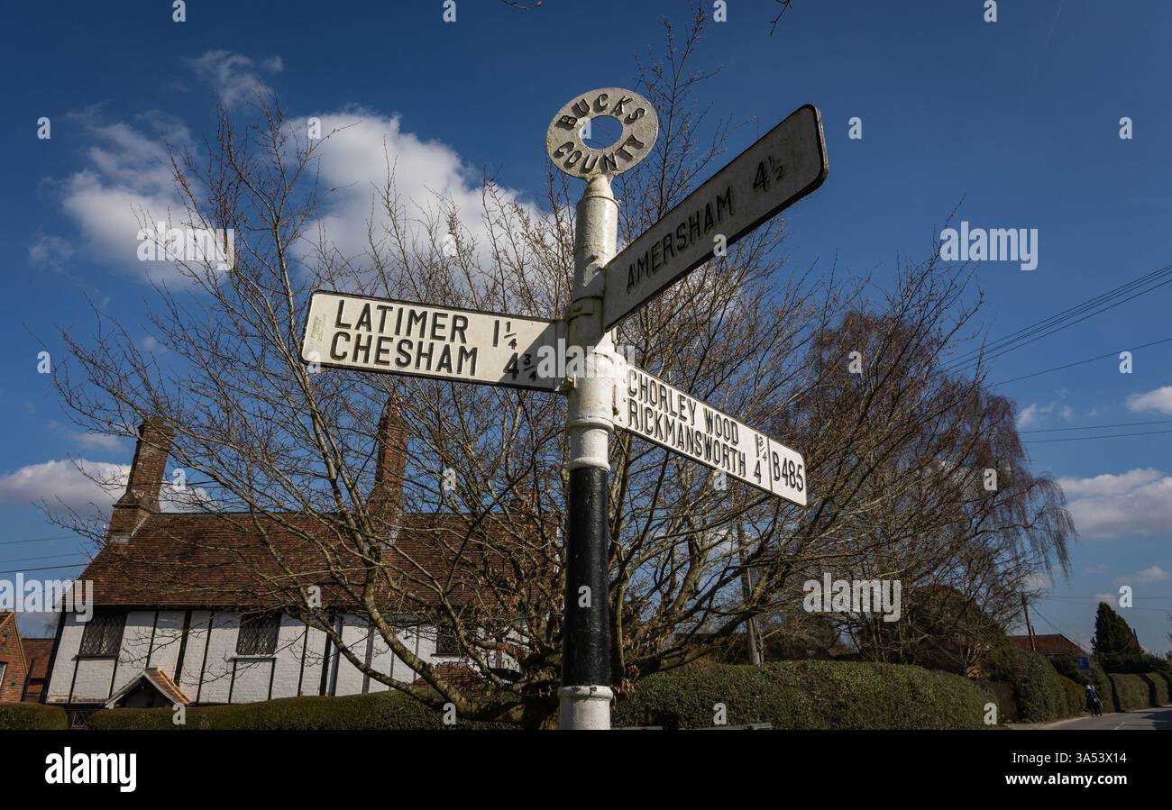 Ein Straßenschild im Buck County in Chenies Village Green, Buckinghamshire, England, zeigt die Entfernungen zu Latimer, Chesham, Chorleywood, Rickmansworth, Amersham an Stockfoto