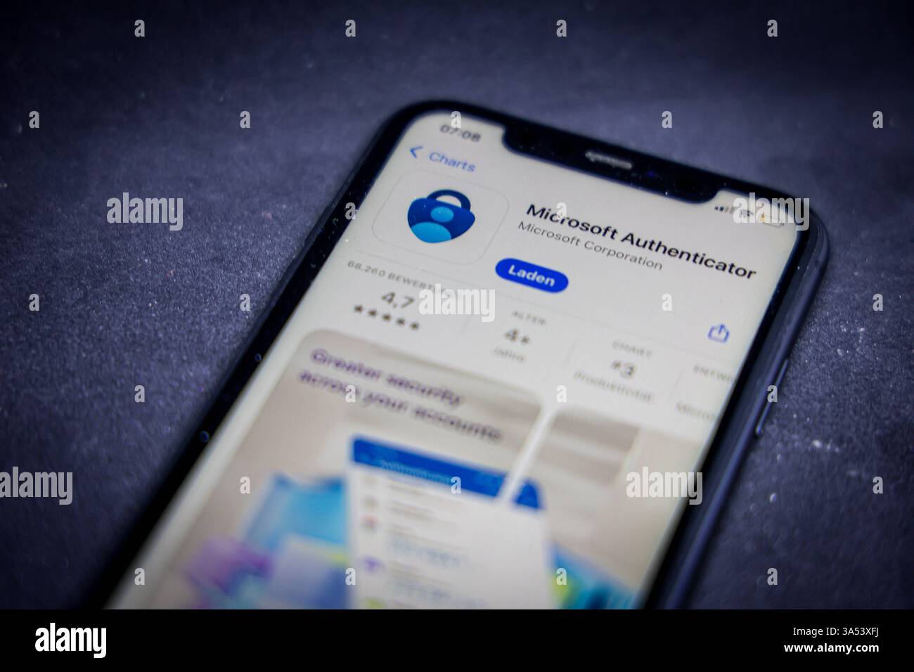 Apple App Store auf einem iPhone. Apps-Charts kostenlos. Microsoft Authenticator. // 20.03.2025 *** Apple App Store auf einem iPhone Apps Charts kostenlos Microsoft Authenticator 20 03 2025 Stockfoto