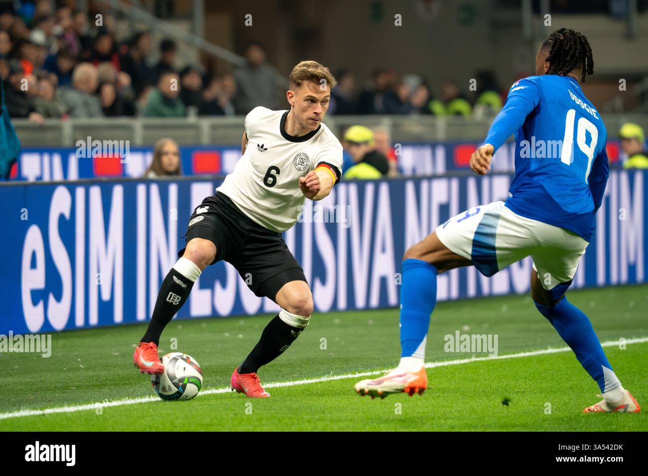 Joshua Kimmich (Deutschland) während der UEFA Nations League, Viertelfinale, 1. Legs-Fußballspiel zwischen Italien und Deutschland am 20. März 2025 im Giuseppe Meazza-Stadion in Mailand. Quelle: Luca Rossini/E-Mage/Alamy Live News Stockfoto
