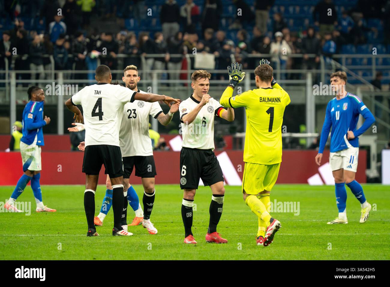Joshua Kimmich (Deutschland) und Oliver Baumann (Deutschland) feiern den Sieg während der UEFA Nations League, Viertelfinale, 1. Legs-Fußballspiel zwischen Italien und Deutschland am 20. März 2025 im Giuseppe Meazza-Stadion in Mailand. Quelle: Luca Rossini/E-Mage/Alamy Live News Stockfoto