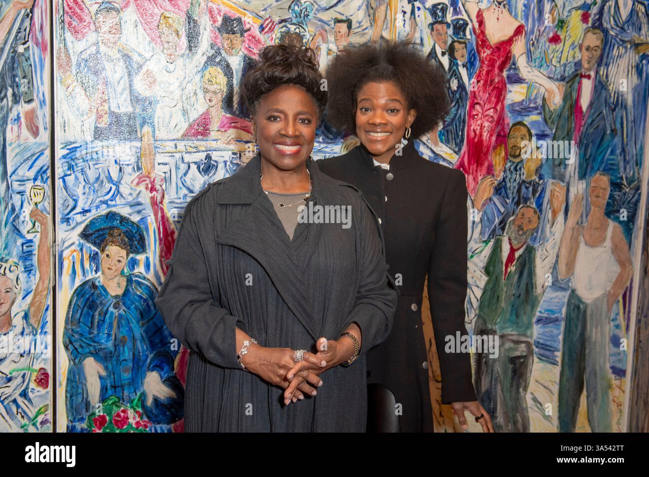 New York, New York, USA. März 2025. (Neu) latanya richardson jackson Karikatur enthüllt. 20. März 2025, New york, New york, usa: (l-r) latanya richardson jackson und ihre Tochter zoe jackson nehmen am 20. märz 2025 an der Karikaturfeier von latanya richardson jackson im sardi's Teil. (Foto: M10s/thenews2) (Foto: M10s/Thenews2/Zumapress) (Bild: © Ron Adar/TheNEWS2 via ZUMA Press Wire) NUR ZUR REDAKTIONELLEN VERWENDUNG! Nicht für kommerzielle ZWECKE! Stockfoto