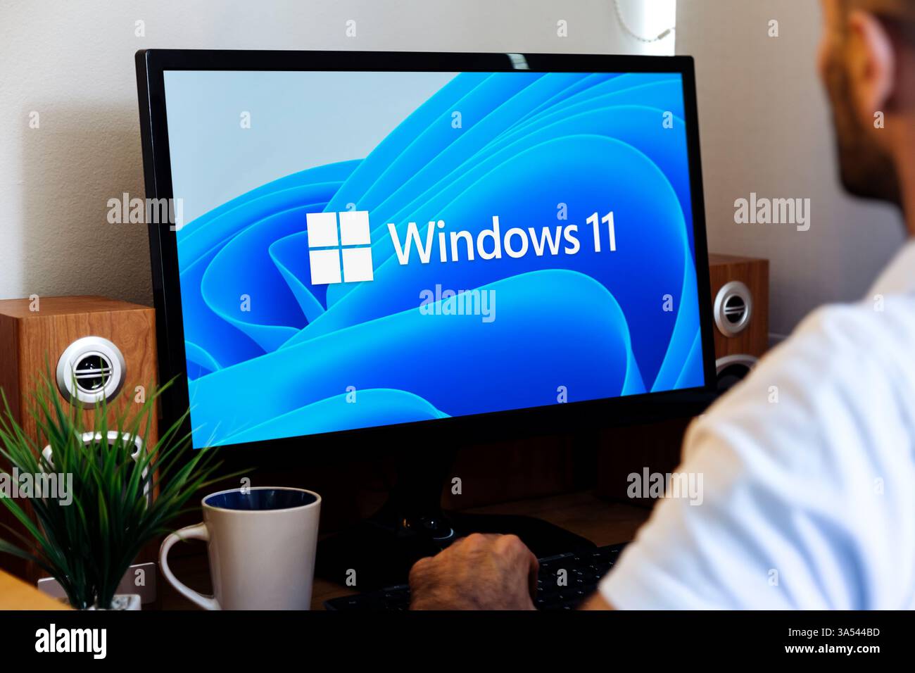 Windows 11-Logo auf dem Laptop-Bildschirm. Benutzer mit dem beliebtesten Betriebssystem von Microsoft. Rosario, Argentinien - 20. März 2025. Stockfoto