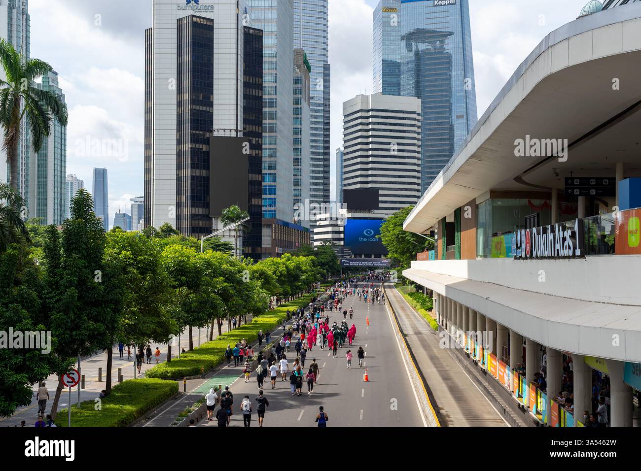 Jakarta, Indonesien-26. Januar 2025: Menschen, die auf der Straße spazieren, in Jakarta, Indonesien. Stockfoto