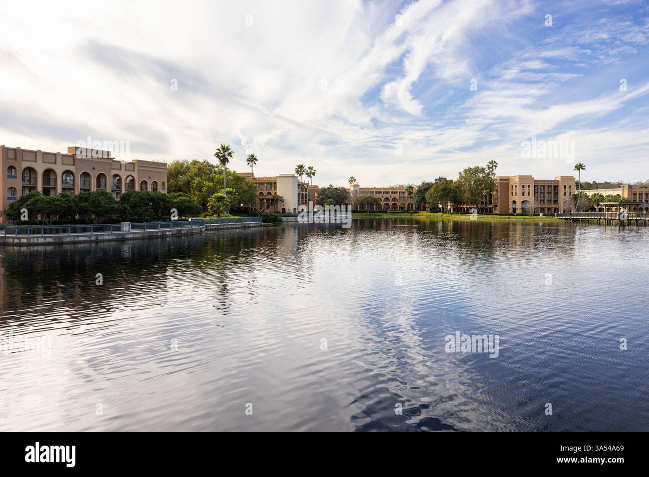 Panoramablick auf Disney's Coronado Springs Resort Gästehäuser rund um Lago Dorado, Lake Buena Vista, Florida. Stockfoto
