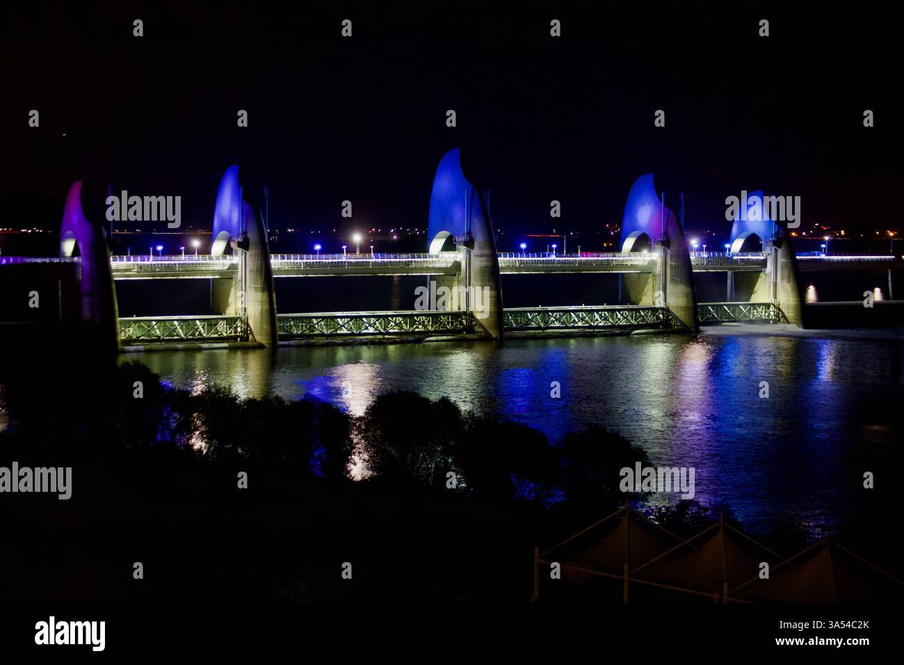 Gwangju City, Südkorea - 24. September 2020: Das Seungchon Weir am Yeongsan River ist in lila beleuchtet und erzeugt eine atemberaubende Nachtschau Stockfoto