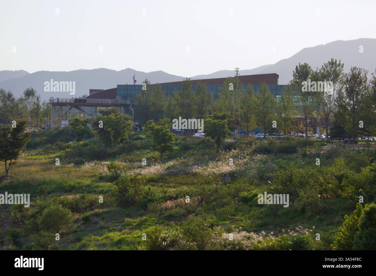 Gwangju, Südkorea - 24. September 2020: Das Yeongsangang River Cultural Center, umgeben von üppiger Vegetation, dient als Bildungs- und Erholungsort Stockfoto