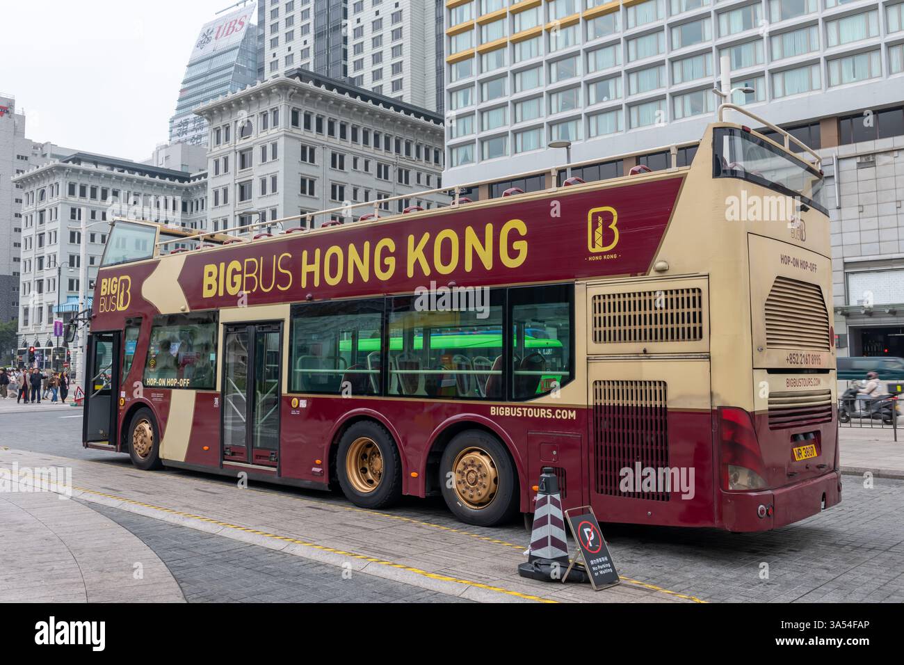 Hongkong. China- 02.21.2025. Ein Doppeldeckerbus mit offenem Oberdeck der Big Bus Sightseeing Services Company wartet darauf, Kunden für eine Tour durch die abzuholen Stockfoto