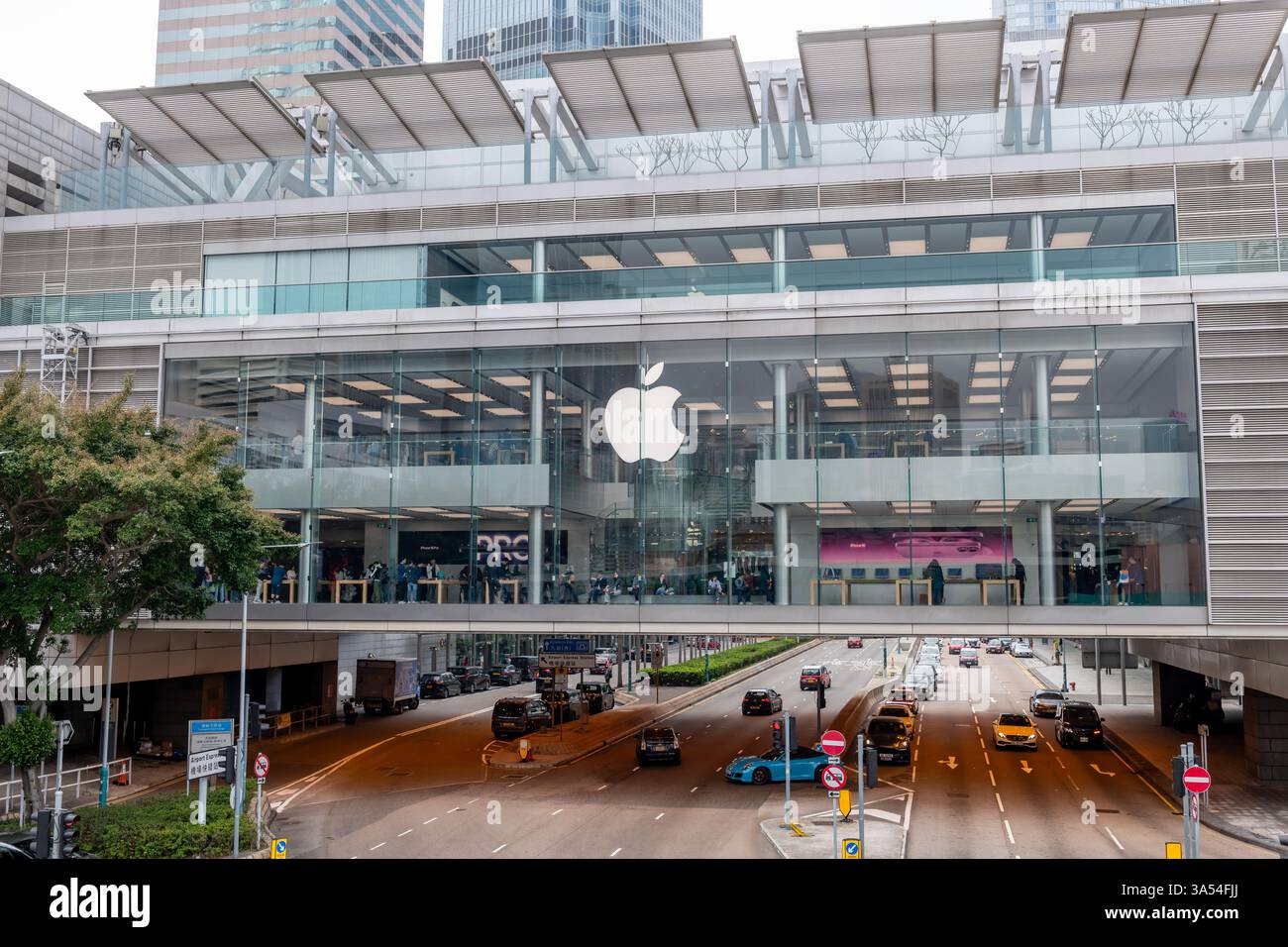 Hongkong. China- 02.21.2025. Außenansicht des Apple Einzelhandelsgeschäfts mit großem Apple Logo in der IFC Mall, Central District. Stockfoto