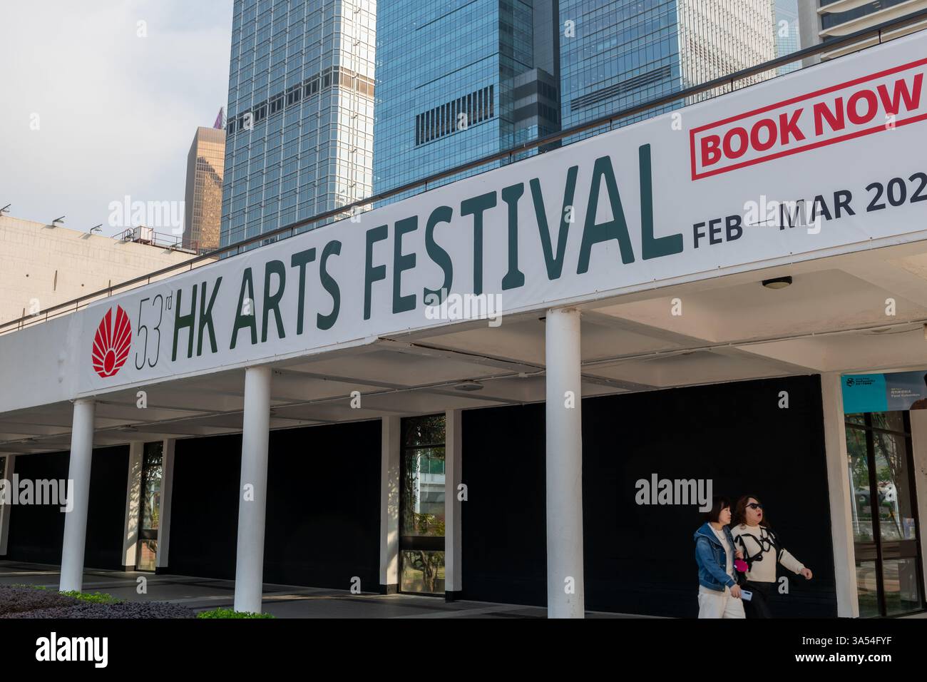 Hongkong. China- 02.21.2025. Ein Banner an der Fassade des Rathauses von Hong Kong, das das 53. Hong Kong Arts Festival ankündigt. Stockfoto
