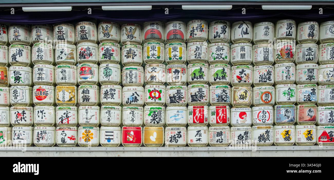 Japan, Tokio. April 2024. Hintergrund für Sake-Fässer am Meiji Jingu Shinto-Schrein. Traditionelles Angebot von Sake-Brauern Spendern Stockfoto