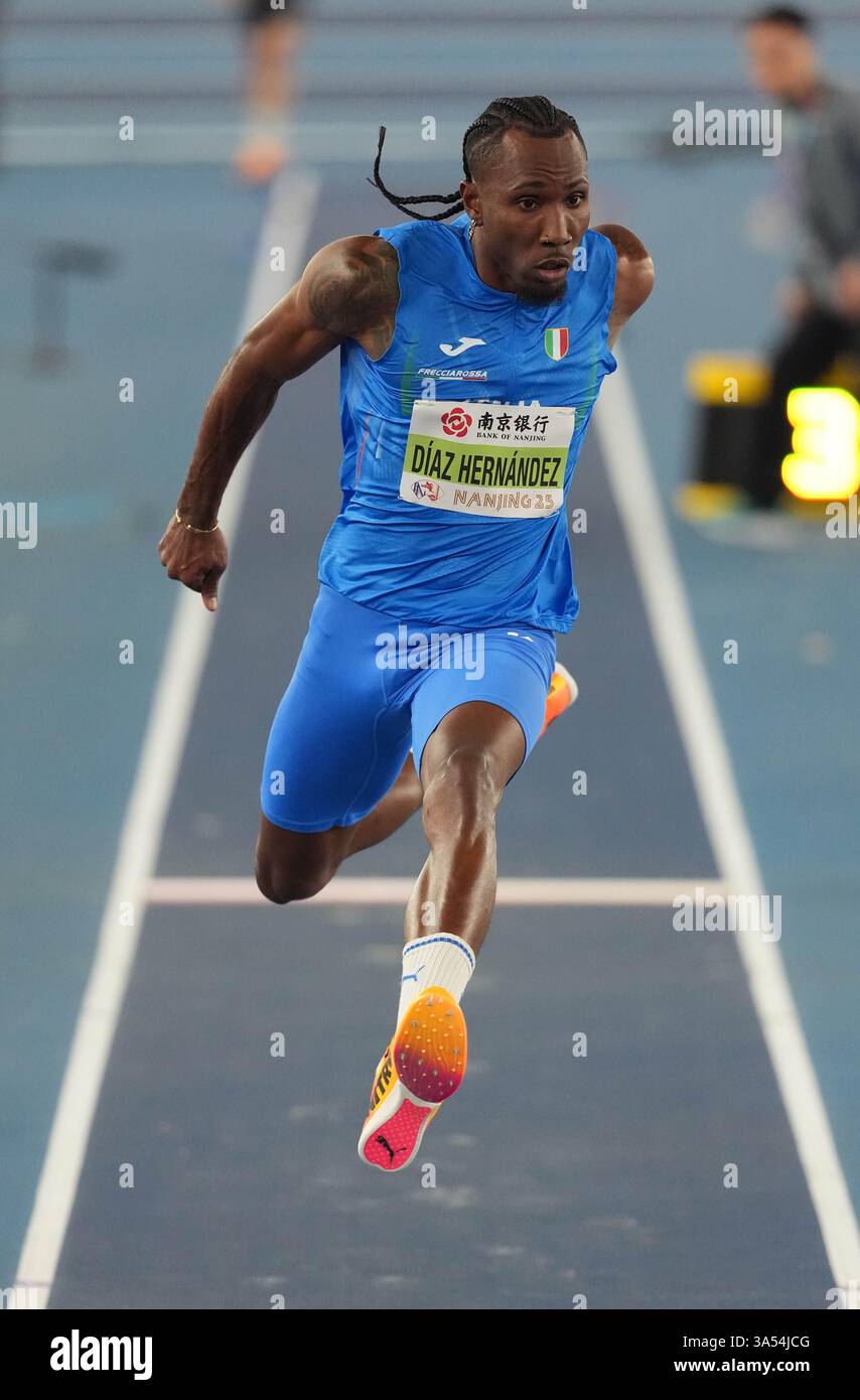 Nanjing, chinesische Provinz Jiangsu. März 2025. Andy Diaz Hernandez aus Italien tritt beim Triple-Jump-Finale der Männer bei den Leichtathletik-Hallenweltmeisterschaften 2025 in Nanjing, Provinz Jiangsu, im Osten Chinas, am 21. März 2025 an. Quelle: Yang Lei/Xinhua/Alamy Live News Stockfoto