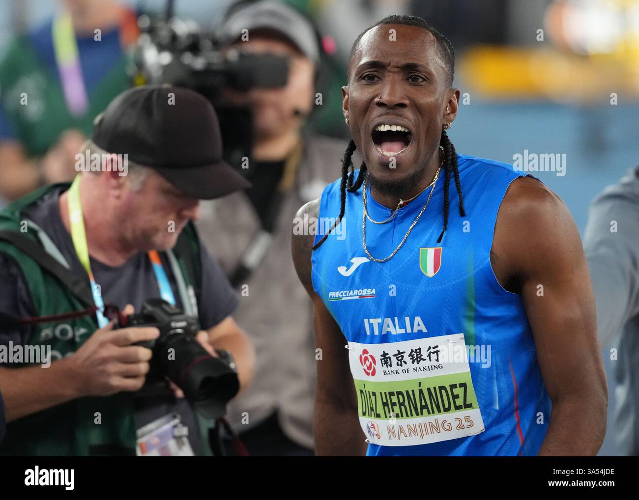 Nanjing, chinesische Provinz Jiangsu. März 2025. Andy Diaz Hernandez aus Italien reagiert nach dem Dreisprung-Finale der Männer bei den Leichtathletik-Hallenweltmeisterschaften 2025 in Nanjing, Provinz Jiangsu im Osten Chinas, am 21. März 2025. Quelle: Yang Lei/Xinhua/Alamy Live News Stockfoto