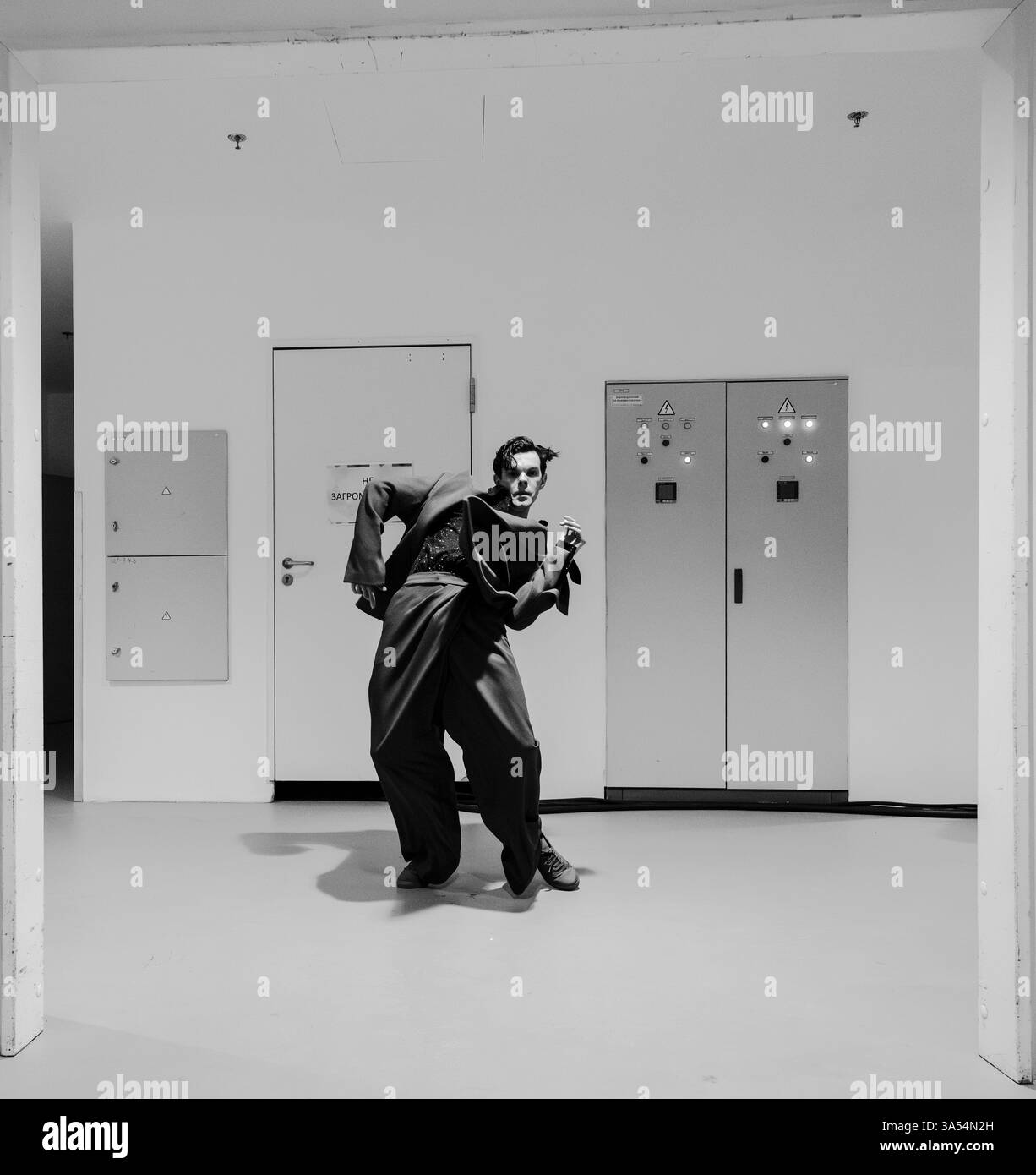 Kiew, Ukraine - 17. Februar 2025. Die Gasanova Modenschau zeigt Modeltänzer mit lebendigen Designs und dynamischen Posen, die den Fluss der Kleidung während der Backstage-Vorbereitungen verbessern. Stockfoto