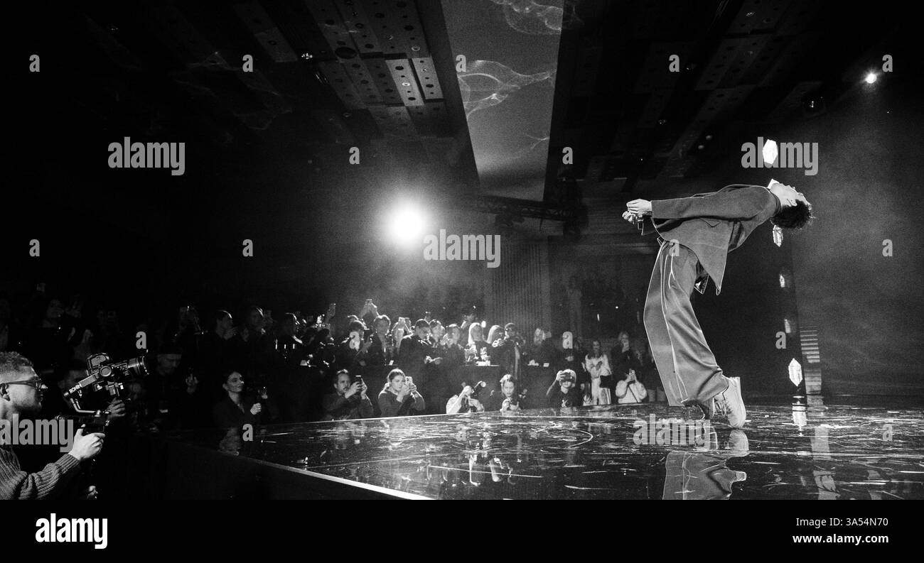 Kiew, Ukraine - 17. Februar 2025. Die Gasanova Modenschau präsentiert lebendige Designs, während Models und Mitarbeiter hinter der Bühne eine aufregende Atmosphäre voller Vorfreude schaffen. Stockfoto