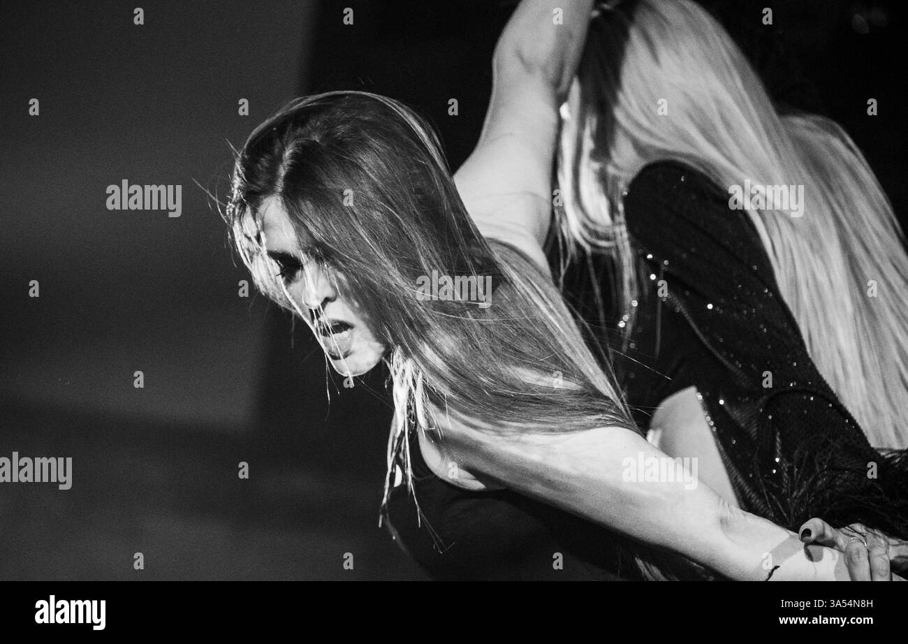 Kiew, Ukraine - 17. Februar 2025. Tänzer zeigen dynamische Bewegungen hinter der Bühne auf der Gasanova Modeschau und betonen Eleganz und Kreativität in der ukrainischen Modeskultur. Stockfoto