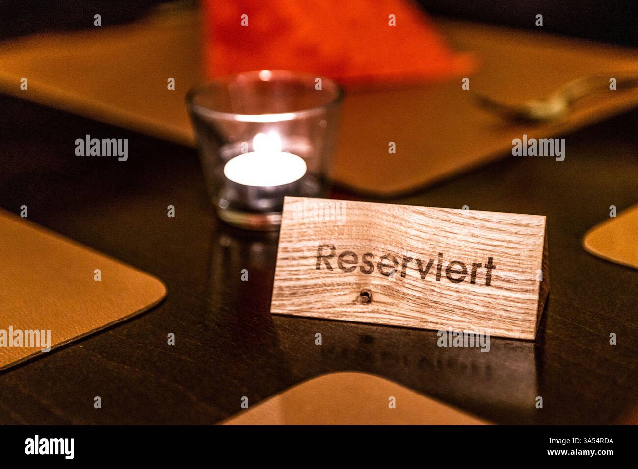 Schild mit „German Reserved“ auf dem Tisch eines Restaurants in einer deutschen Stadt. Stockfoto