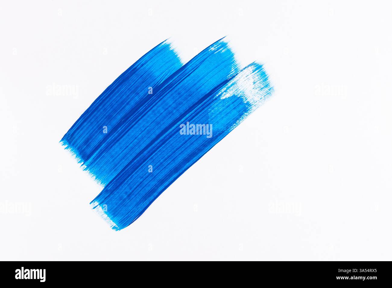 Drei parallele Striche mit blauer Acrylfarbe auf weißem Hintergrund. Abstrakter künstlerischer Hintergrund im Minimalismus des Stils. Stockfoto