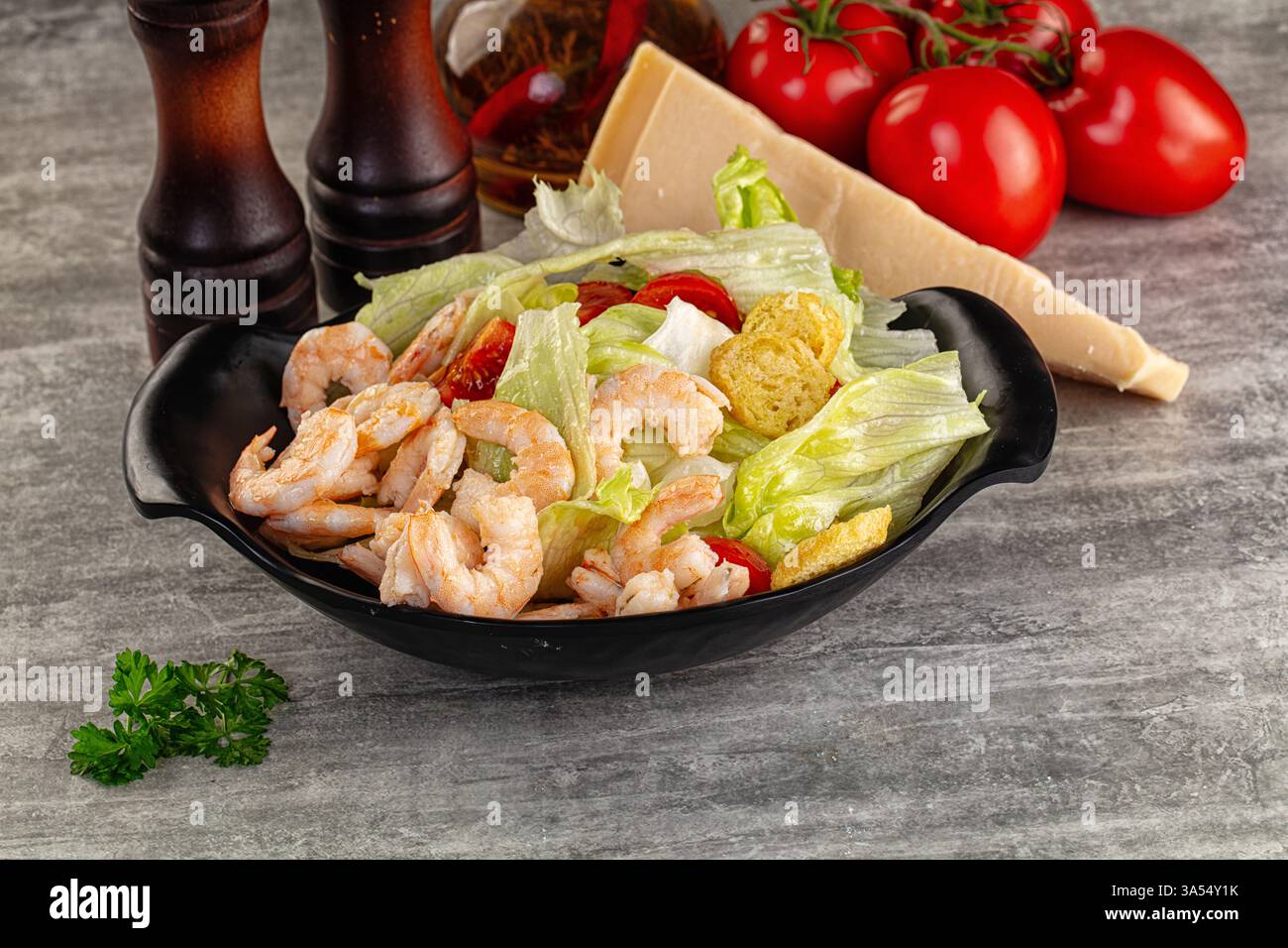 Leckerer caesar-Salat mit Garnelen und Eisberg Stockfoto