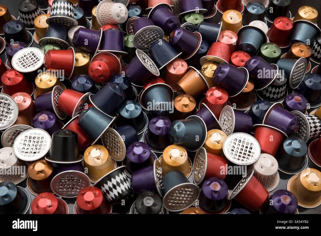 Ein großer Haufen von bunten gebrauchten Aluminiumkaffeekapseln. Konzept von Recycling, Konsum und Nachhaltigkeit bei der Einmalgabe von Kaffee. Stockfoto