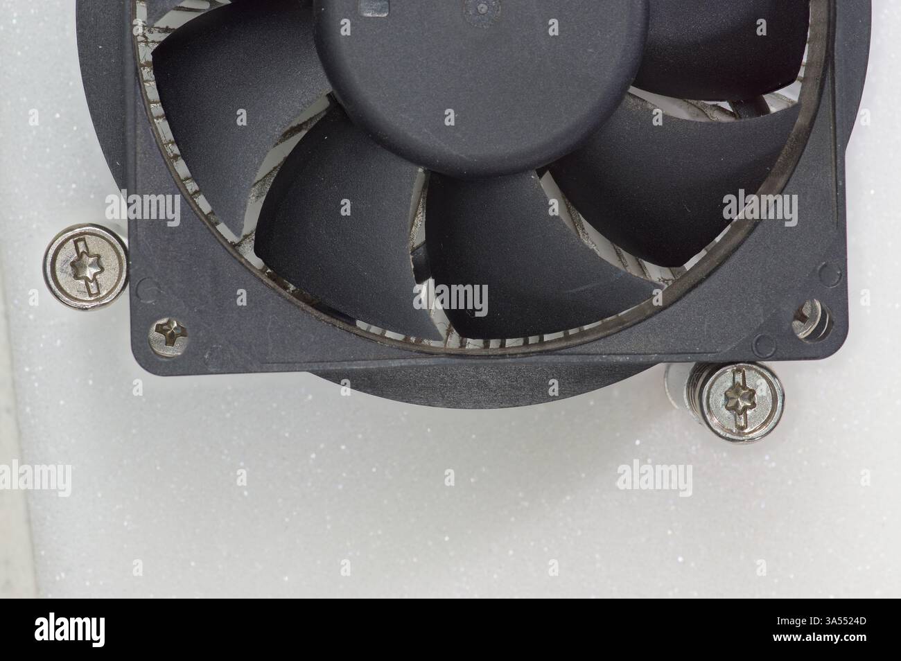 Nahaufnahme der Hälfte eines Computerlüfters Stockfoto