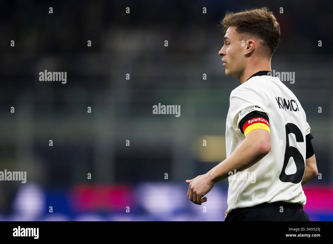 Mailand, Italien. 20. März 2025. Joshua Kimmich aus Deutschland sieht beim Viertelfinale der UEFA Nations League im ersten Legs zwischen Italien und Deutschland zu. Quelle: Nicolò Campo/Alamy Live News Stockfoto