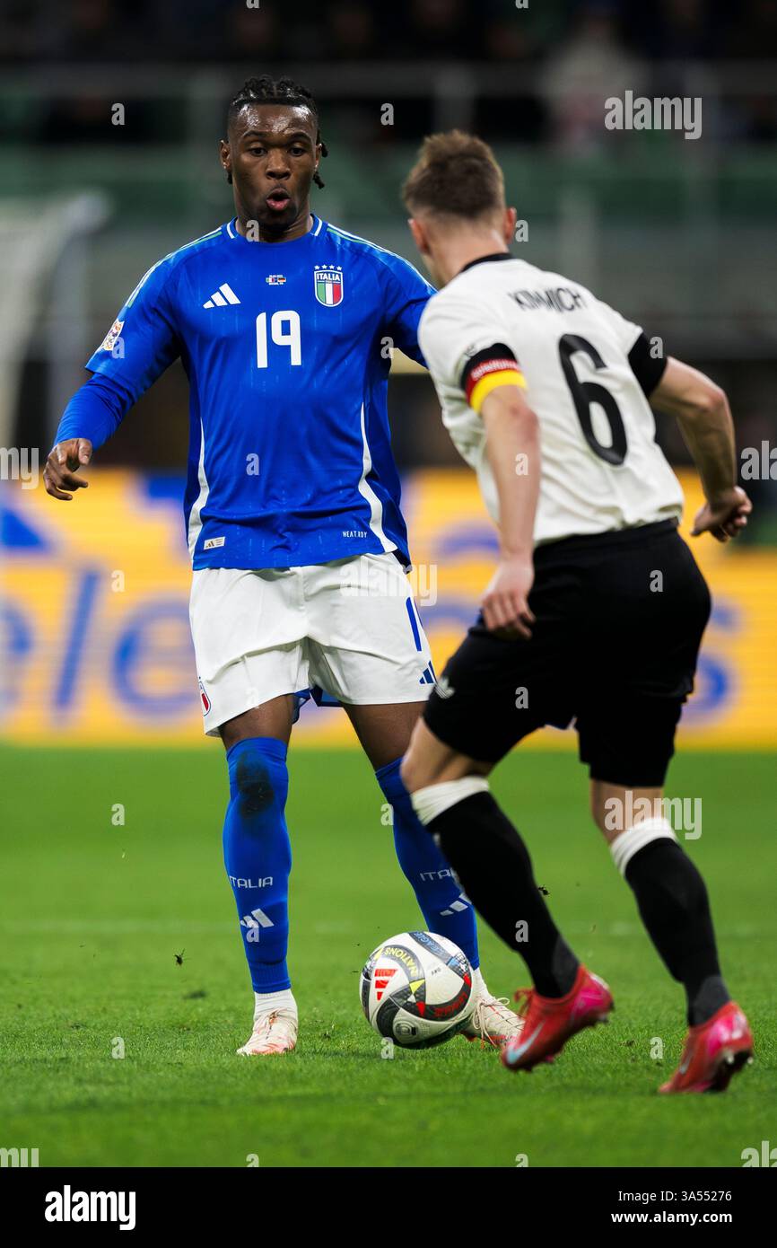 Mailand, Italien. 20. März 2025. Destiny Udogie aus Italien wird von Joshua Kimmich aus Deutschland im Viertelfinale der UEFA Nations League im ersten Legspiel zwischen Italien und Deutschland herausgefordert. Quelle: Nicolò Campo/Alamy Live News Stockfoto