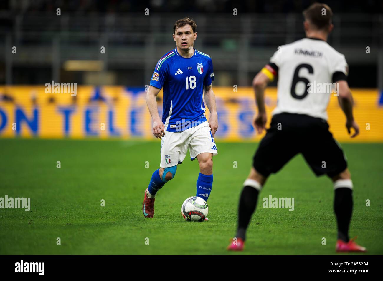 Mailand, Italien. 20. März 2025. Nicolo Barella (Italien) wird von Joshua Kimmich (Deutschland) im Viertelfinale der UEFA Nations League im 1. Legs zwischen Italien und Deutschland herausgefordert. Quelle: Nicolò Campo/Alamy Live News Stockfoto