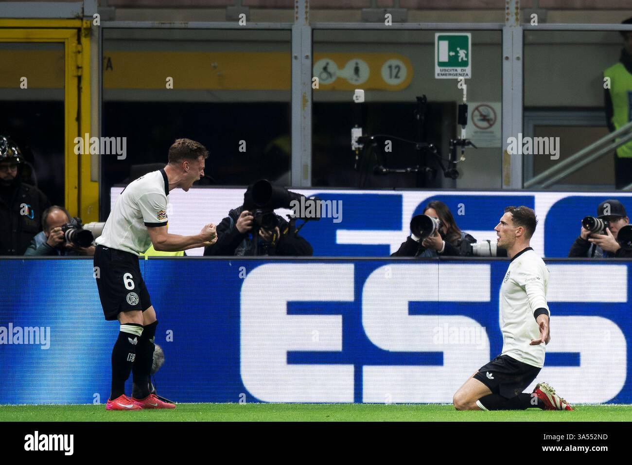 Mailand, Italien. 20. März 2025. Leon Goretzka feiert mit Joshua Kimmich aus Deutschland, nachdem er im Viertelfinale der UEFA Nations League ein Tor geschossen hat. Quelle: Nicolò Campo/Alamy Live News Stockfoto