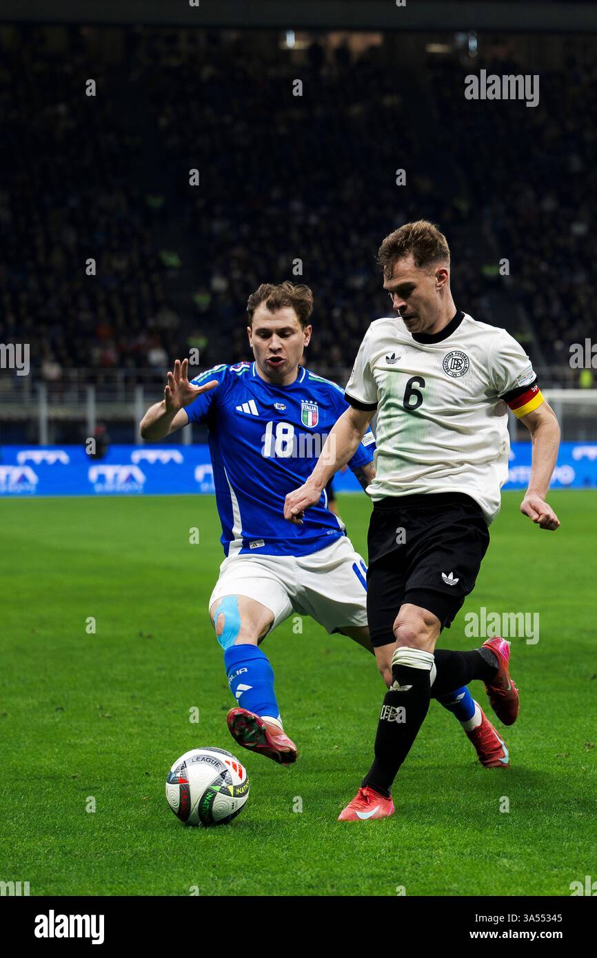 Mailand, Italien. 20. März 2025. Joshua Kimmich (Deutschland) wird von Nicolo Barella (Italien) im Viertelfinale der UEFA Nations League im 1. Legs-Fußball-Spiel zwischen Italien und Deutschland herausgefordert. Quelle: Nicolò Campo/Alamy Live News Stockfoto