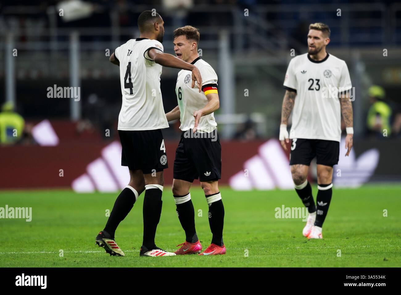 Mailand, Italien. 20. März 2025. Jonathan Tah, Joshua Kimmich und Robert Andrich aus Deutschland feiern den Sieg nach dem letzten Pfiff des Viertelfinales der UEFA Nations League im ersten Leg des Fußballspiels zwischen Italien und Deutschland. Quelle: Nicolò Campo/Alamy Live News Stockfoto
