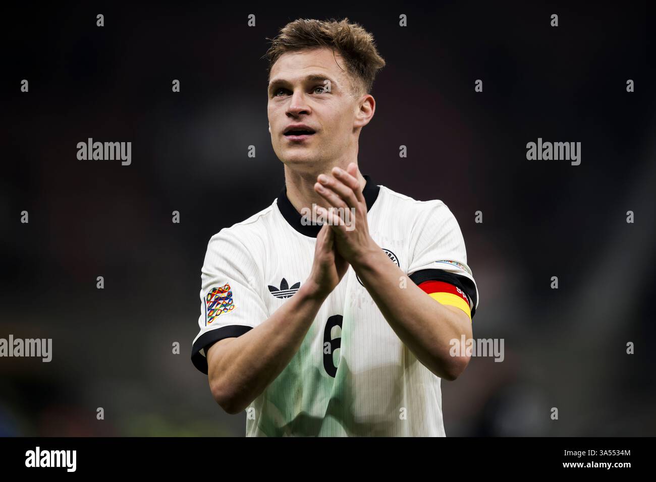 Mailand, Italien. 20. März 2025. Joshua Kimmich aus Deutschland gibt am Ende des Viertelfinales der UEFA Nations League Gesten. Quelle: Nicolò Campo/Alamy Live News Stockfoto